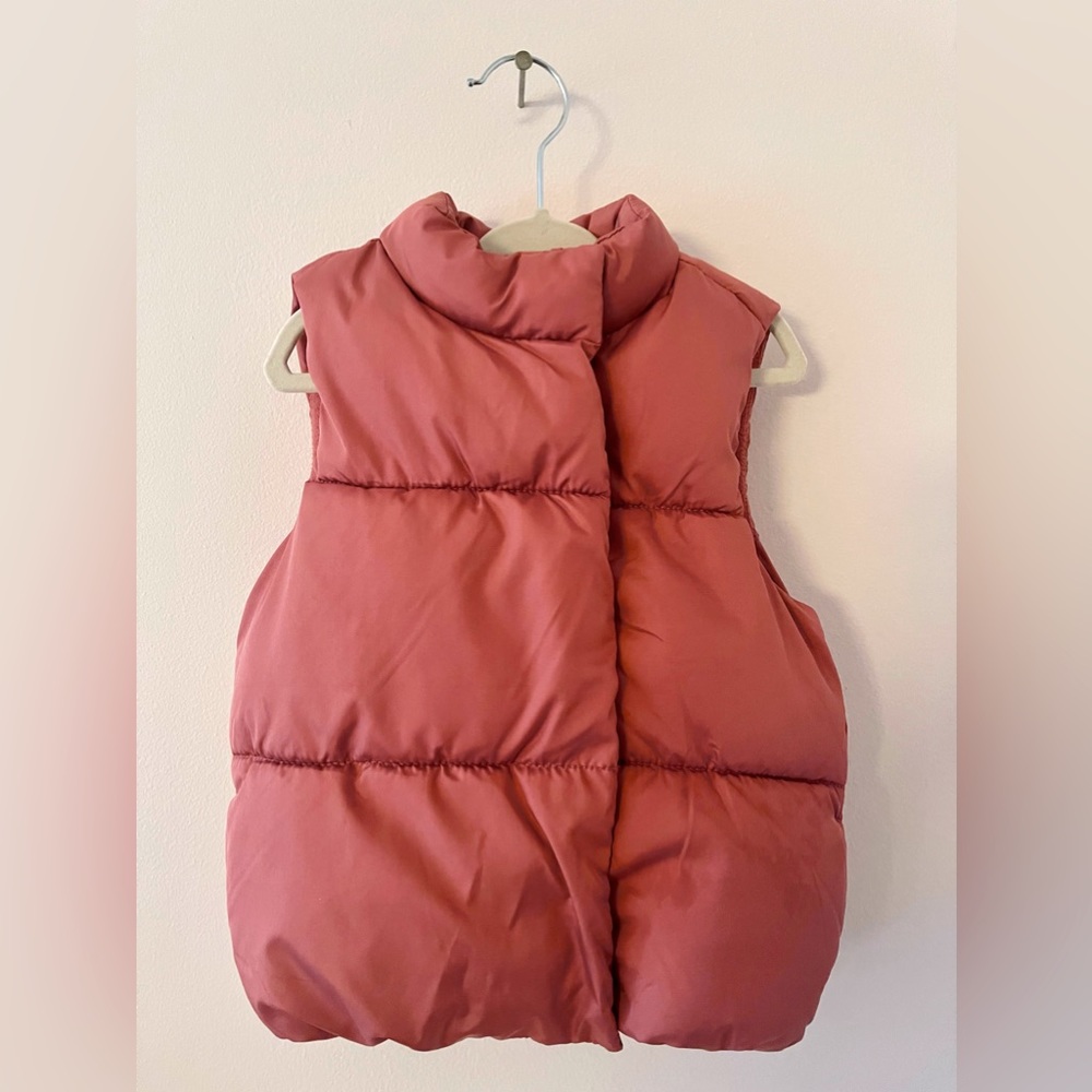 Old Navy Girls Puffer Vest. Brand new. Rose mauve color. 3T